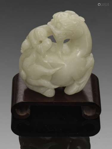 Jade Figur eines Qilins mit Jungen Weiße, leicht g…