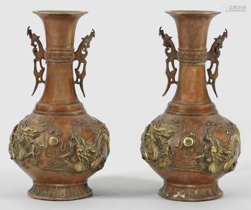 Paar Balustervasen mit Drachendekor Bronze, rotbra…