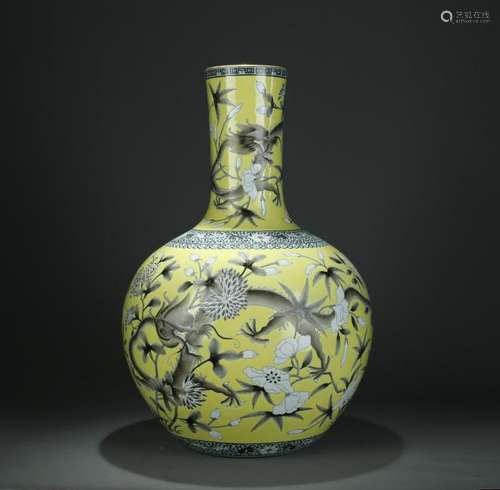 19/20th C. yellow ground grisaille enameled vase, Da Ya