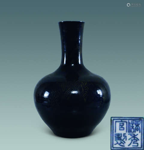 清（储绣宫制款） 蓝釉刻瓷描金高士图天球瓶