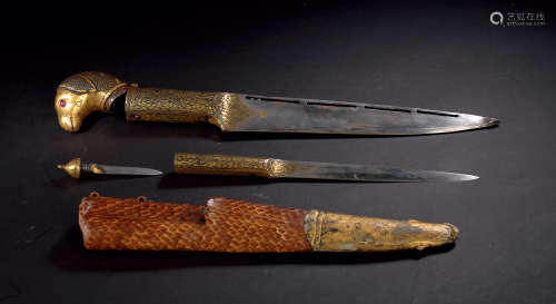 18世纪 铁剪金嵌宝马首匕首