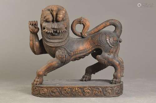 Foo-dog respectively lion on lotus pedestal, Nepal