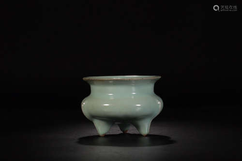 A LONGQUAN CELADON GLAZE CENSER WITH THREE FOOT