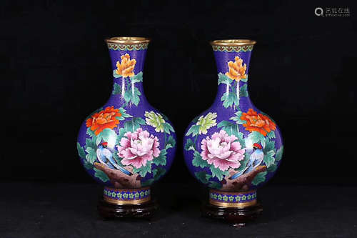 A PAIR OF CLOISONNE VASES WITH FLOWERS PATTERN