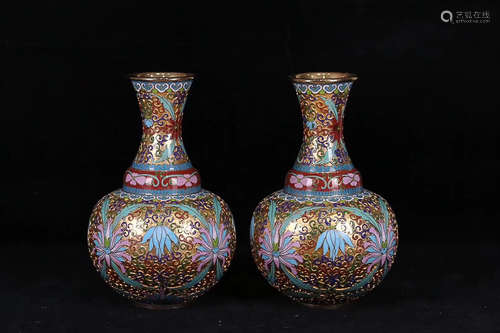 A PAIR OF CLOISONNE VASES WITH FLOWERS PATTERN