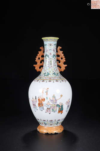 A JIAQING MARK FAMILLE ROSE DOUBLE EAR VASE WITH CHILDREN