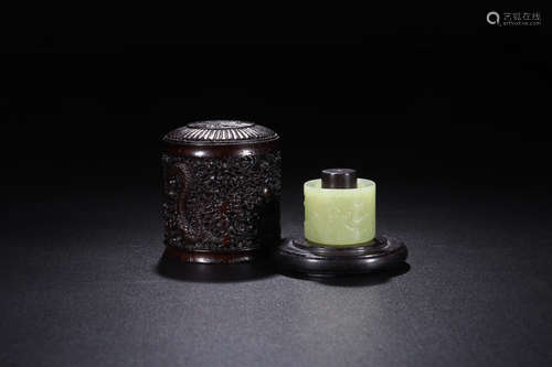 A HETIAN JADE THUMB RING WITH CELESTIAL CHARACTER PATTERN (WITH ORIGIANL ZITAN WOOD DRAGON PATTERN RING BOX)