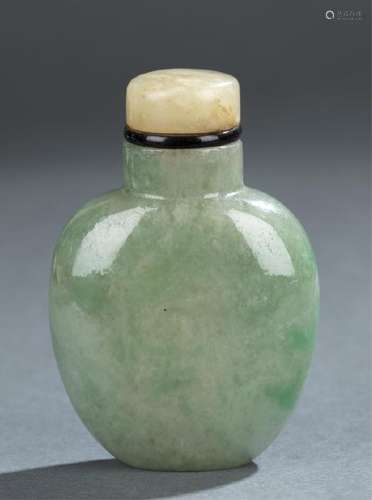 Jadeite snuff bottle