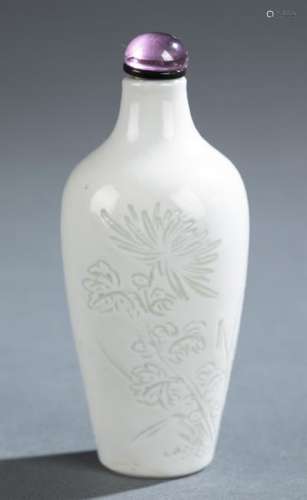 Porcelain snuff bottle.