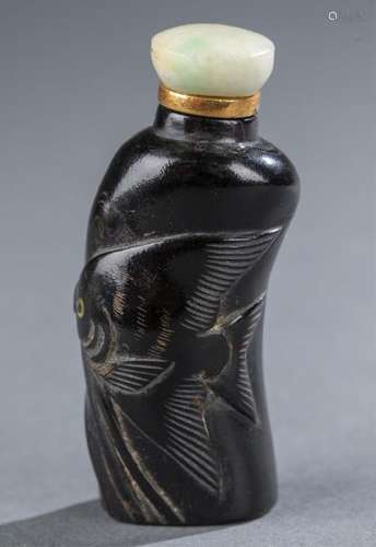 Horn snuff bottle.