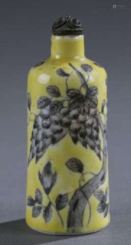 Porcelain snuff bottle.