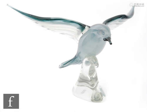 A post war Italian Murano glass figure of a stylised seagull in the manner of Seguso with a