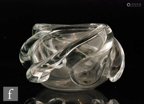 A Sigurd Persson clear crystal glass bowl made by Jan Erik Ritzman in 1985 to a design by Persson