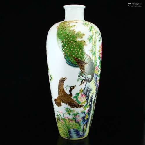 Superb Chinese Famille Rose Porcelain Vase