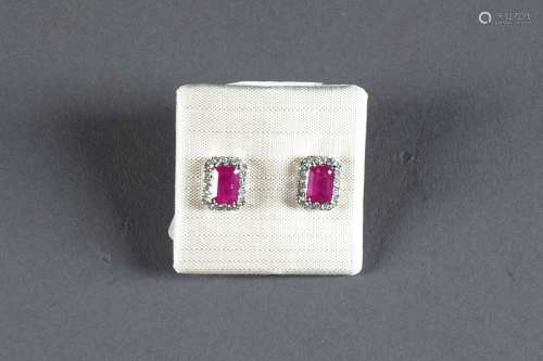 Paire de Boucles d'Oreilles. Serties de deux rubis…