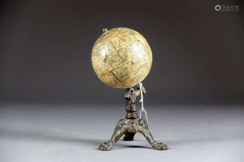 Petit Globe terrestre. Sur pied tripode métallique…