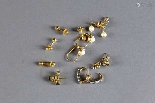 Petit Lot de Boucles d'Oreilles avec sertis. Compo…