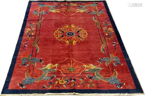 Tapis Chine. Le fond rouge présente un petit médai…