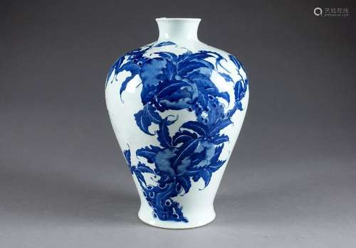 Vase Meiping. Décor, en plein et à l'émail bleu, d…