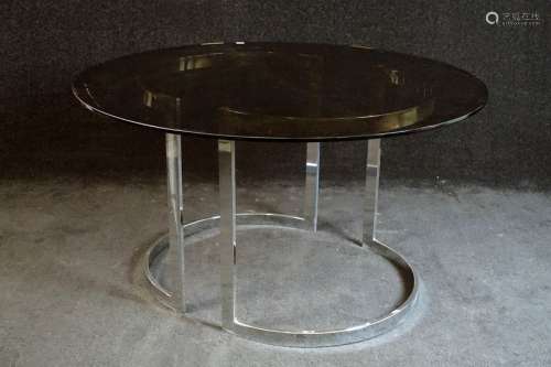 Table vintage. Plateau circulaire en verre fumé et…