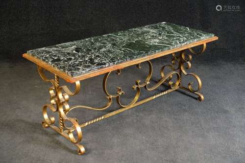 Table de Salon. Sommée d'un marbre vert des Alpes.…