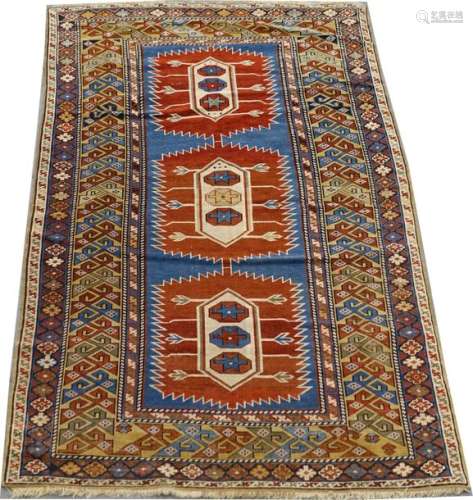 Carpette Caucase Shirvan. A triple médaillon forte…