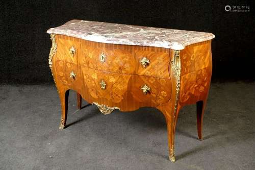 Commode de Style Louis XV. Sommée d'un marbre roug…