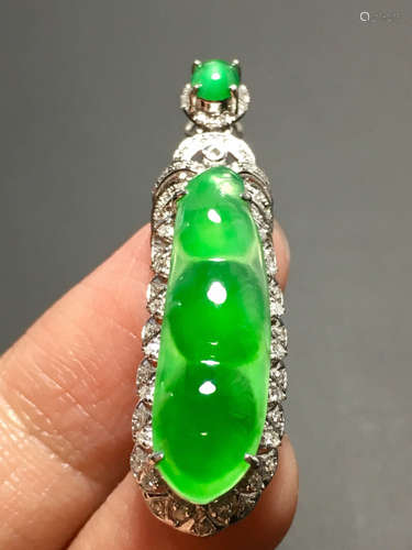 AN ICE SUN GREEN JADEITE LUCKY BEAN PENDANT