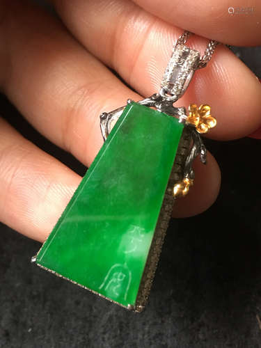 AN ICE SUN GREEN JADEITE SAFE AND SOUND PENDANT