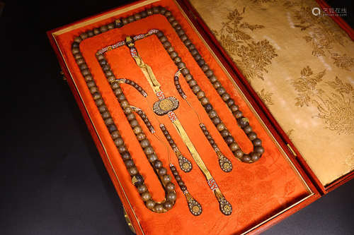 A SET CHENXIANG WOOD GOLD EMBEDED OF ROYAL COURT NECKLACE