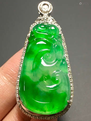 AN ICE SUN GREEN JADEITE RUYI PENDANT