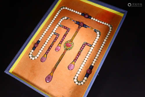 A SET  PEARL ROYAL COURT NECKLACE