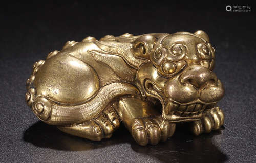 A GILT BRONZE AUSPICIOUS BEAST ORNAMENT