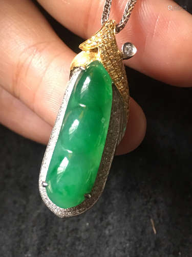 AN ICE SUN GREEN JADEITE LUCKY BEAN PENDANT