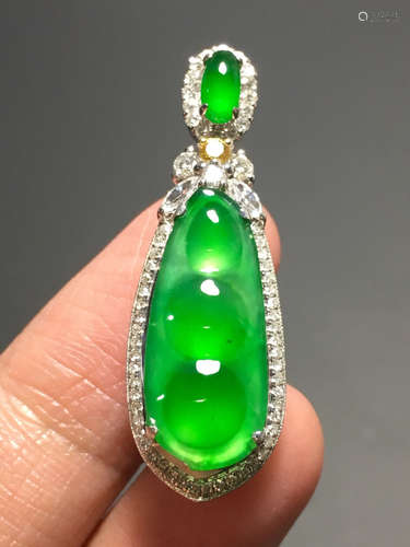 AN ICE SUN GREEN JADEITE LUCKY BEAN PENDANT