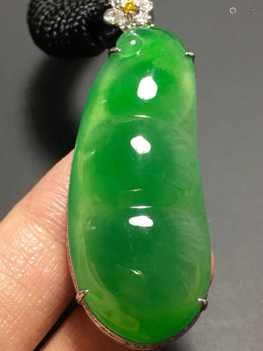 AN ICE SUN GREEN JADEITE LUCKY BEAN PENDANT