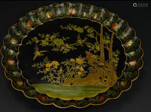 A DAQI GOLD-PAINTED DESIGN PLATE WITH FLOWERS&BRIDS PATTERN