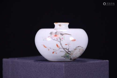 A LIGHT PURPLE PORCELAIN VASE WITH FLOWER PAINTING