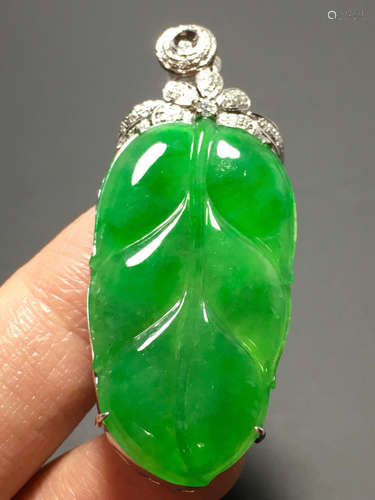 AN ICE SUN GREEN JADEITE LEAF PENDANT