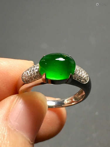 AN ICE SUN GREEN JADEITE EGG RING