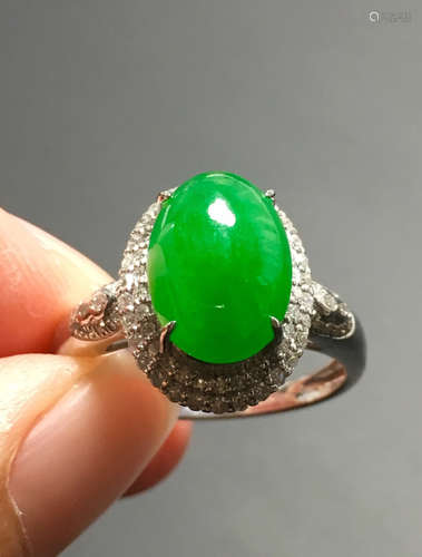 AN ICE SUN GREEN JADEITE EGG RING