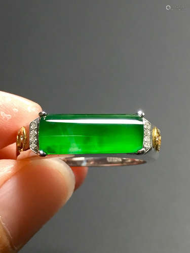 AN ICE SUN GREEN JADEITE SADDLE RING