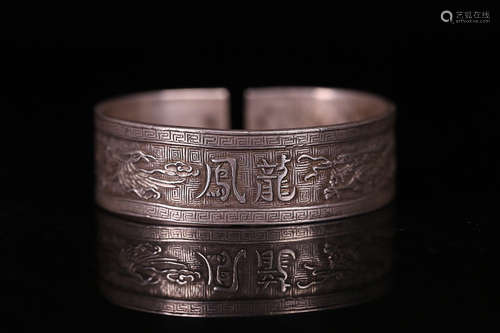 A SILVER BANGLE WITH CARVING