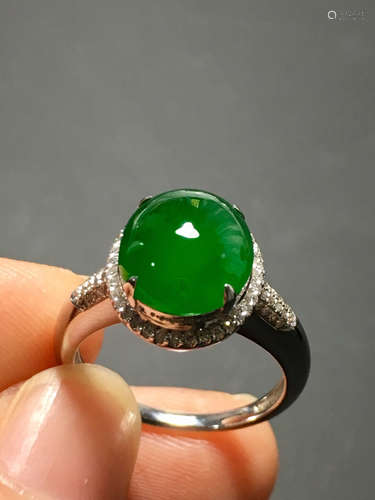 AN ICE SUN GREEN JADEITE EGG RING