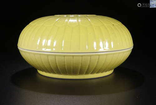 A ''QIANLONG'' MARK YELLOW GLAZE BOX