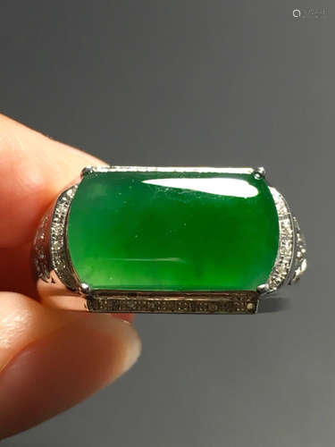 AN ICE SUN GREEN JADEITE SADDLE RING