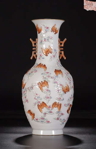 A ''DAOGUANG'' MARK FAMILLE ROSE VASE WITH CAIYUN BAT CARVEN