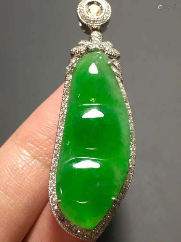 AN ICE SUN GREEN JADEITE LUCKY BEAN PENDANT