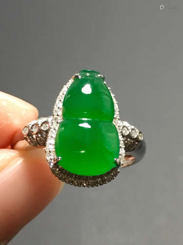 AN ICE SUN GREEN JADEITE CUCURBIT RING