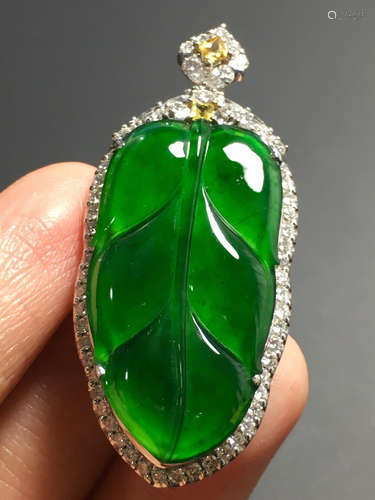 AN ICE SUN GREEN JADEITE LEAF PENDANT